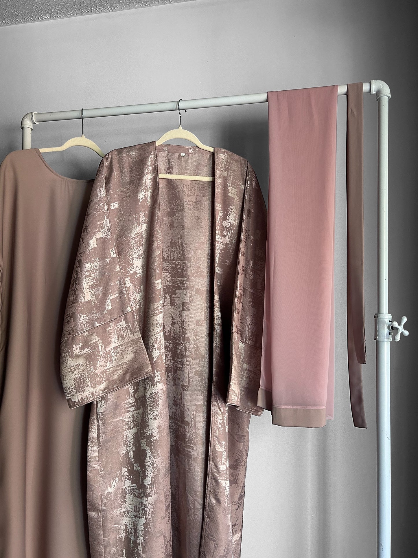 Luxurious 4-Piece Jacquard Abaya Set for All Seasons